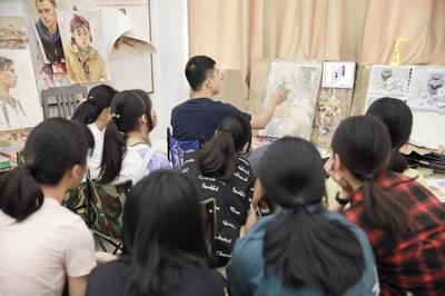 美术生想考进东华大学 专业课与文化课并重，美术培训不可或缺