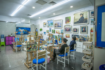 遇见色彩 画室中的艺术之旅与美术培训的真实意义